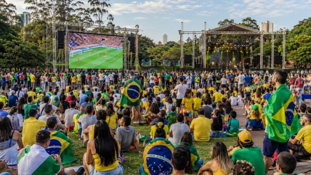 Busca Dança público acompanhando jogo do Brasil na Arena Brasileira do Ibirapuera