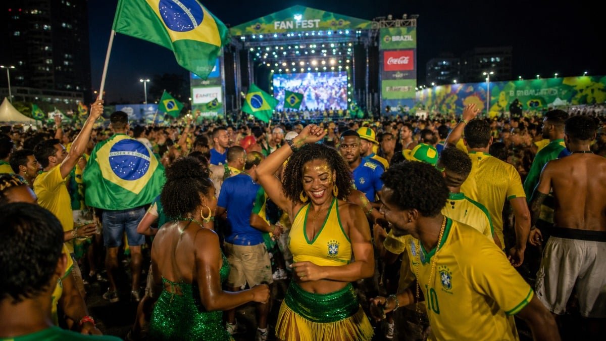 torcedores dançando samba durante a Copa 2026 em fan fest no Brasil
