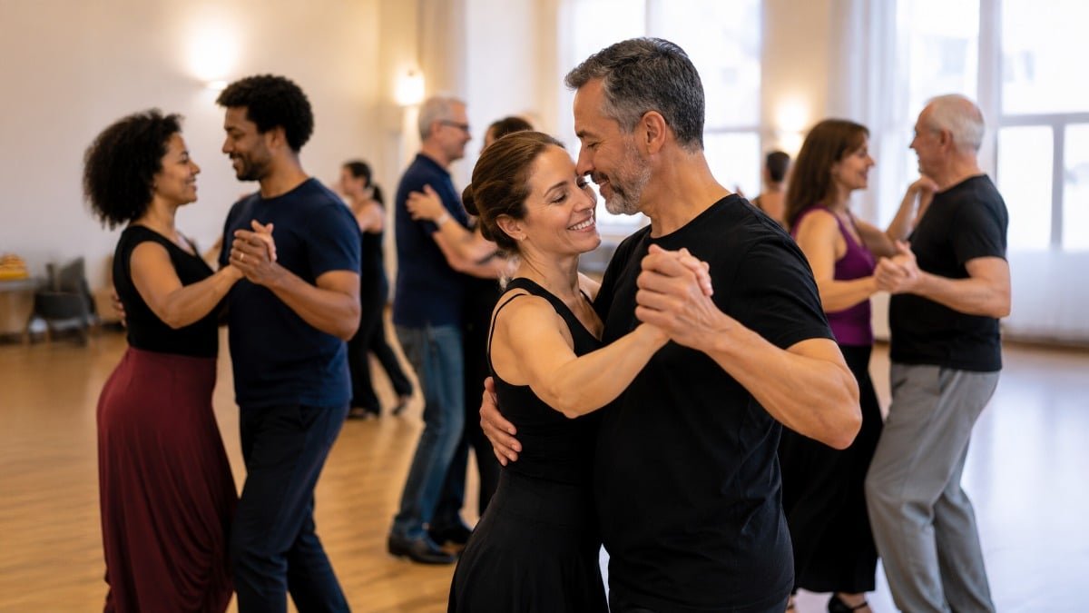 Dança ajuda a tratar depressão e ansiedade: pessoas em aula de dança de salão
