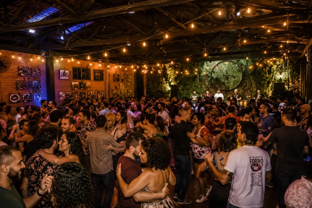 Baile de forró em São Paulo onde iniciantes conseguem dançar após poucas aulas