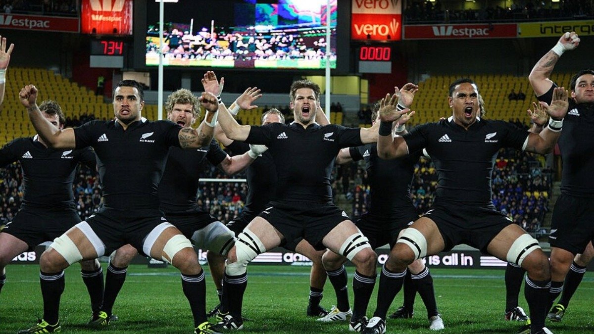 seleção da Nova Zelândia executando o haka antes de jogo de rugby
