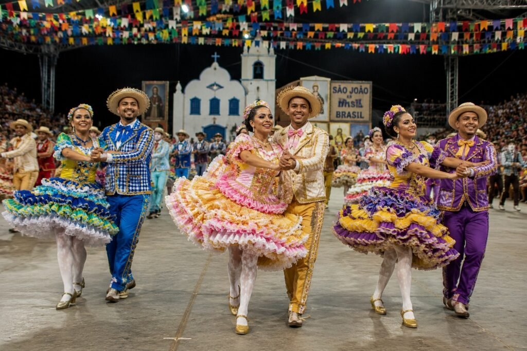 Busca Dança A quadrilha junina herdou o nome e a estrutura da 'quadrille' francesa, mas hoje é uma das danças mais brasileiras do calendário.
