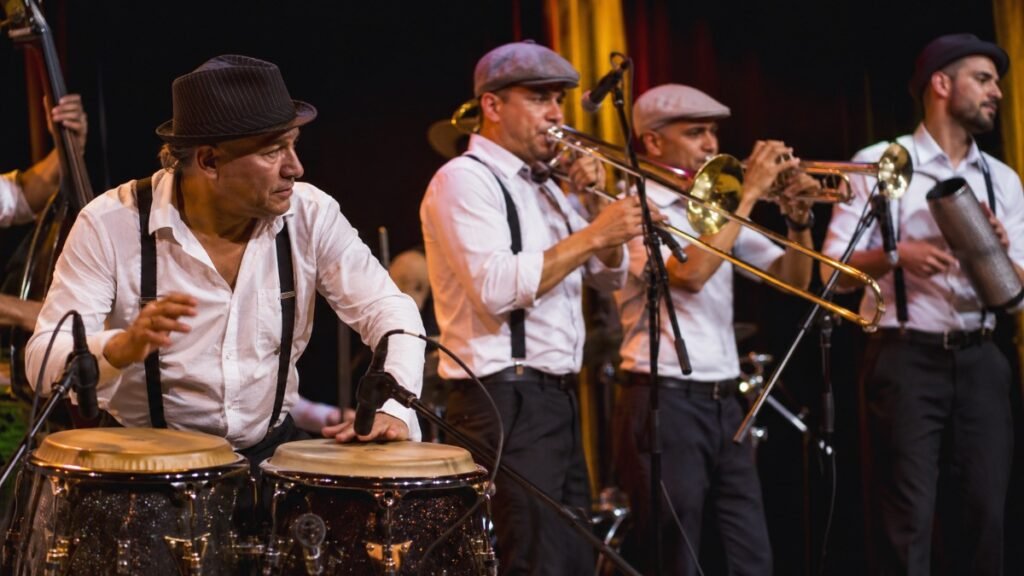 Busca Dança banda de salsa ao vivo em casa de dança latina em São Paulo