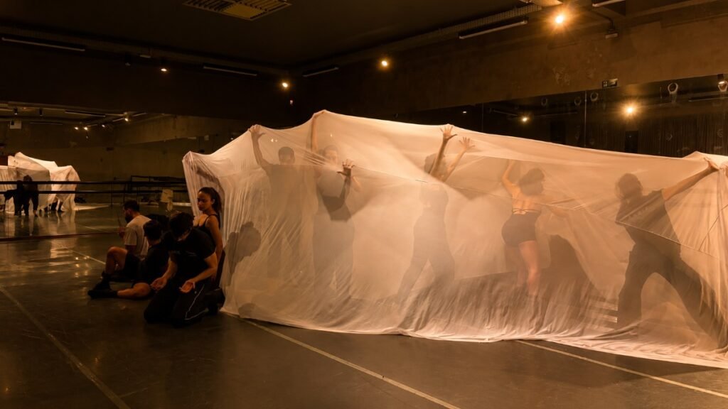 Busca Dança bailarinos de L'Existence - Lídia Baís atrás de tecido durante ensaio