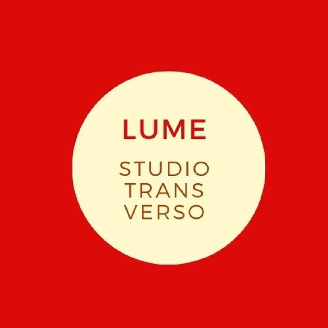 Foto de perfil do Lume Studio Transverso com o nome da escola em um círculo nas cores vermelho e creme